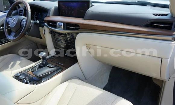 Oofamaa Lexus LX 570 White Makiinaa iti Mogadishu keessatti Somalia keessatti Oofamaa Lexus LX 570 White Makiinaa iti Mogadishu keessatti Somalia keessatti