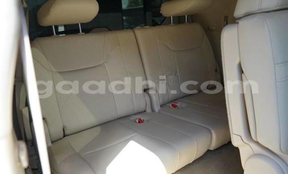 Oofamaa Lexus LX 570 White Makiinaa iti Mogadishu keessatti Somalia keessatti Oofamaa Lexus LX 570 White Makiinaa iti Mogadishu keessatti Somalia keessatti