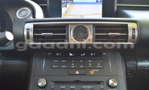 Oofamaa Lexus IS White Makiinaa iti Mogadishu keessatti Somalia keessatti Oofamaa Lexus IS White Makiinaa iti Mogadishu keessatti Somalia keessatti