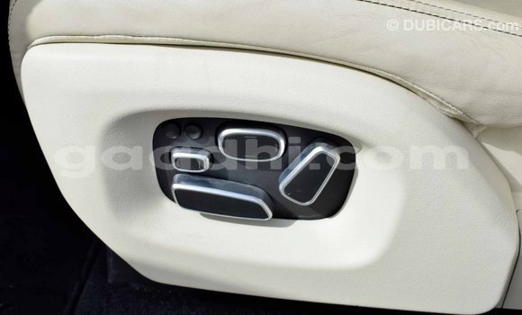 Imported Land Rover Range Rover White Makiinaa iti Import - Dubai keessatti Somalia keessatti Imported Land Rover Range Rover White Makiinaa iti Import - Dubai keessatti Somalia keessatti