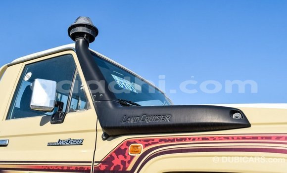 Imported Toyota Land Cruiser Beige Makiinaa iti Import - Dubai keessatti Somalia keessatti Imported Toyota Land Cruiser Beige Makiinaa iti Import - Dubai keessatti Somalia keessatti