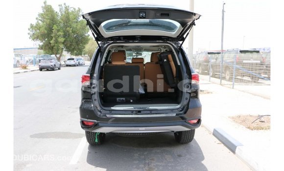 Nunua Imported Toyota Fortuner Nyeusi Gari ndani ya Import - Dubai nchini Somalia Nunua Imported Toyota Fortuner Nyeusi Gari ndani ya Import - Dubai nchini Somalia