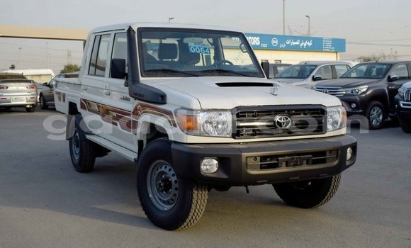 Imported Toyota Land Cruiser White Makiinaa iti Import - Dubai keessatti Somalia keessatti Imported Toyota Land Cruiser White Makiinaa iti Import - Dubai keessatti Somalia keessatti