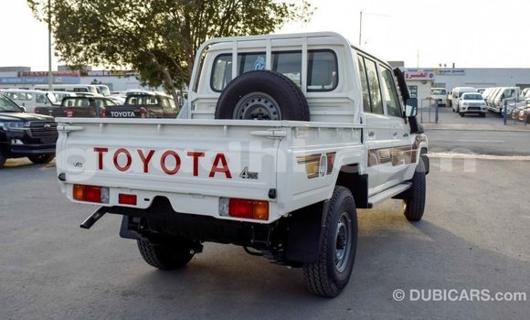 Imported Toyota Land Cruiser White Makiinaa iti Import - Dubai keessatti Somalia keessatti Imported Toyota Land Cruiser White Makiinaa iti Import - Dubai keessatti Somalia keessatti