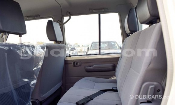Imported Toyota Land Cruiser White Makiinaa iti Import - Dubai keessatti Somalia keessatti Imported Toyota Land Cruiser White Makiinaa iti Import - Dubai keessatti Somalia keessatti