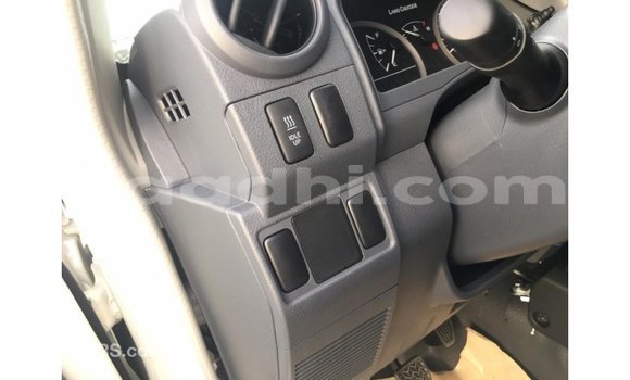 Nunua Imported Toyota Land Cruiser Nyeupe Gari ndani ya Import - Dubai nchini Somalia Nunua Imported Toyota Land Cruiser Nyeupe Gari ndani ya Import - Dubai nchini Somalia