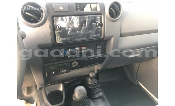 Nunua Imported Toyota Land Cruiser Nyeupe Gari ndani ya Import - Dubai nchini Somalia Nunua Imported Toyota Land Cruiser Nyeupe Gari ndani ya Import - Dubai nchini Somalia
