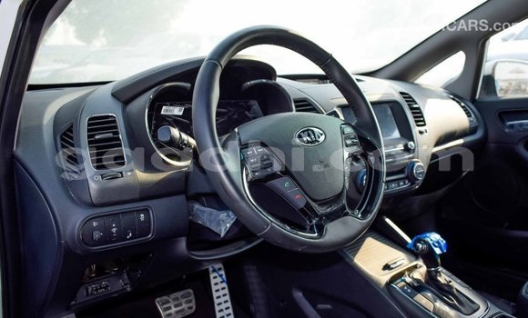 Acheter Import Voiture Kia Cerato Blanc à Import - Dubai, Somalie Acheter Import Voiture Kia Cerato Blanc à Import - Dubai, Somalie