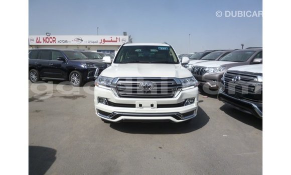 ይግዙ Imported Toyota Land Cruiser ነጭ መኪና በ Import - Dubai በ ሶማሊያ ይግዙ Imported Toyota Land Cruiser ነጭ መኪና በ Import - Dubai በ ሶማሊያ