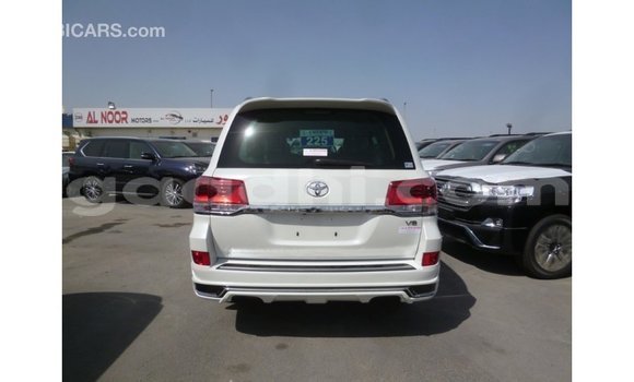 ይግዙ Imported Toyota Land Cruiser ነጭ መኪና በ Import - Dubai በ ሶማሊያ ይግዙ Imported Toyota Land Cruiser ነጭ መኪና በ Import - Dubai በ ሶማሊያ