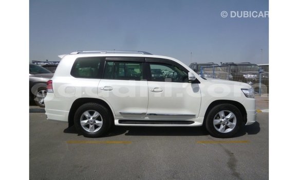 ይግዙ Imported Toyota Land Cruiser ነጭ መኪና በ Import - Dubai በ ሶማሊያ ይግዙ Imported Toyota Land Cruiser ነጭ መኪና በ Import - Dubai በ ሶማሊያ