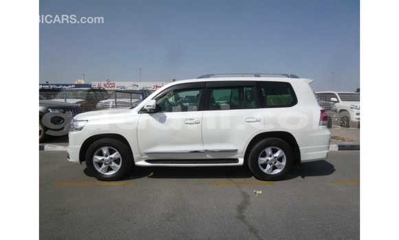 ይግዙ Imported Toyota Land Cruiser ነጭ መኪና በ Import - Dubai በ ሶማሊያ ይግዙ Imported Toyota Land Cruiser ነጭ መኪና በ Import - Dubai በ ሶማሊያ