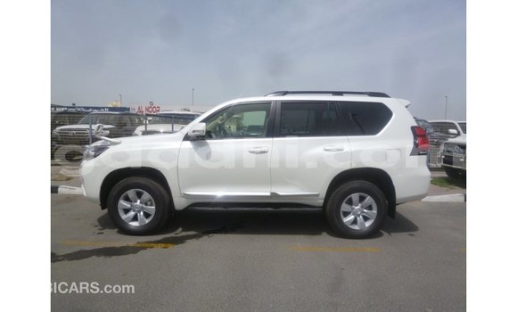 Acheter Import Voiture Toyota Prado Blanc à Import - Dubai, Somalie Acheter Import Voiture Toyota Prado Blanc à Import - Dubai, Somalie