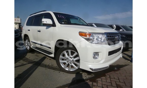Acheter Import Voiture Toyota Land Cruiser Blanc à Import - Dubai, Somalie Acheter Import Voiture Toyota Land Cruiser Blanc à Import - Dubai, Somalie