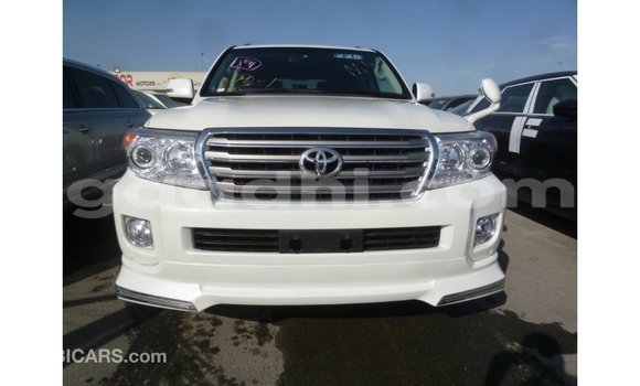 Acheter Import Voiture Toyota Land Cruiser Blanc à Import - Dubai, Somalie Acheter Import Voiture Toyota Land Cruiser Blanc à Import - Dubai, Somalie