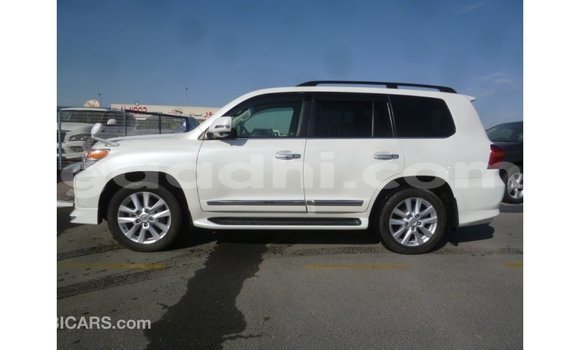 Acheter Import Voiture Toyota Land Cruiser Blanc à Import - Dubai, Somalie Acheter Import Voiture Toyota Land Cruiser Blanc à Import - Dubai, Somalie