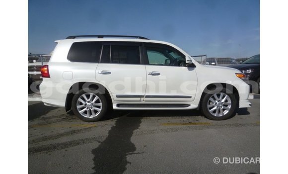 Acheter Import Voiture Toyota Land Cruiser Blanc à Import - Dubai, Somalie Acheter Import Voiture Toyota Land Cruiser Blanc à Import - Dubai, Somalie