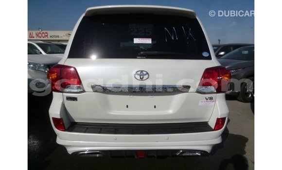 Acheter Import Voiture Toyota Land Cruiser Blanc à Import - Dubai, Somalie Acheter Import Voiture Toyota Land Cruiser Blanc à Import - Dubai, Somalie