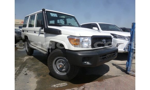 Acheter Import Voiture Toyota Land Cruiser Blanc à Import - Dubai, Somalie Acheter Import Voiture Toyota Land Cruiser Blanc à Import - Dubai, Somalie