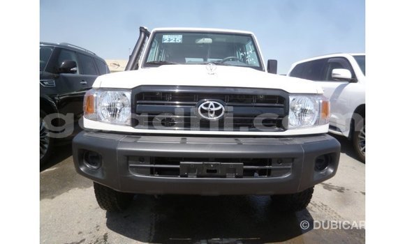 Acheter Import Voiture Toyota Land Cruiser Blanc à Import - Dubai, Somalie Acheter Import Voiture Toyota Land Cruiser Blanc à Import - Dubai, Somalie