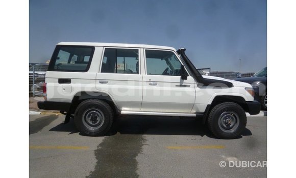 Acheter Import Voiture Toyota Land Cruiser Blanc à Import - Dubai, Somalie Acheter Import Voiture Toyota Land Cruiser Blanc à Import - Dubai, Somalie