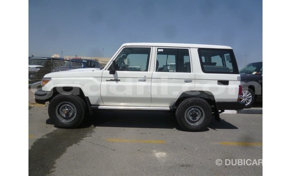 Acheter Import Voiture Toyota Land Cruiser Blanc à Import - Dubai, Somalie Acheter Import Voiture Toyota Land Cruiser Blanc à Import - Dubai, Somalie