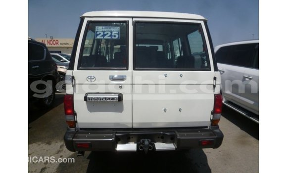 Acheter Import Voiture Toyota Land Cruiser Blanc à Import - Dubai, Somalie Acheter Import Voiture Toyota Land Cruiser Blanc à Import - Dubai, Somalie