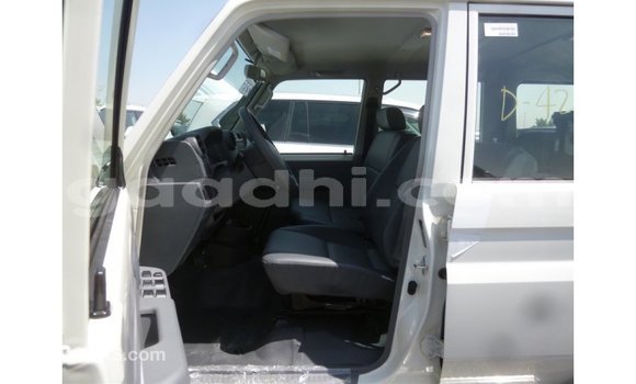 Acheter Import Voiture Toyota Land Cruiser Blanc à Import - Dubai, Somalie Acheter Import Voiture Toyota Land Cruiser Blanc à Import - Dubai, Somalie