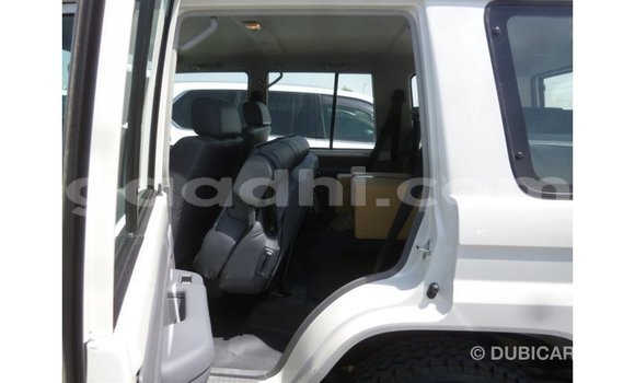 Acheter Import Voiture Toyota Land Cruiser Blanc à Import - Dubai, Somalie Acheter Import Voiture Toyota Land Cruiser Blanc à Import - Dubai, Somalie