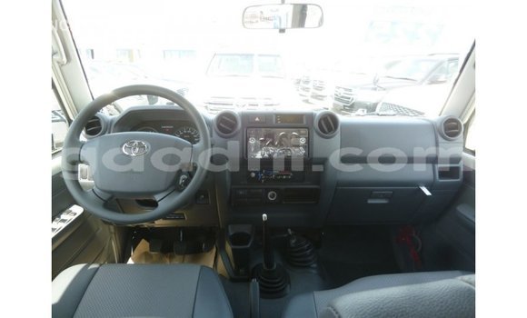 Acheter Import Voiture Toyota Land Cruiser Blanc à Import - Dubai, Somalie Acheter Import Voiture Toyota Land Cruiser Blanc à Import - Dubai, Somalie