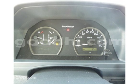 Acheter Import Voiture Toyota Land Cruiser Blanc à Import - Dubai, Somalie Acheter Import Voiture Toyota Land Cruiser Blanc à Import - Dubai, Somalie