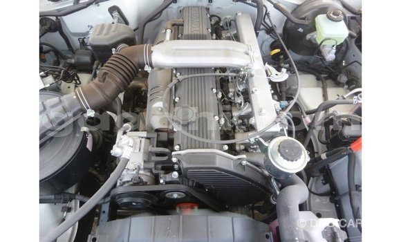 Acheter Import Voiture Toyota Land Cruiser Blanc à Import - Dubai, Somalie Acheter Import Voiture Toyota Land Cruiser Blanc à Import - Dubai, Somalie