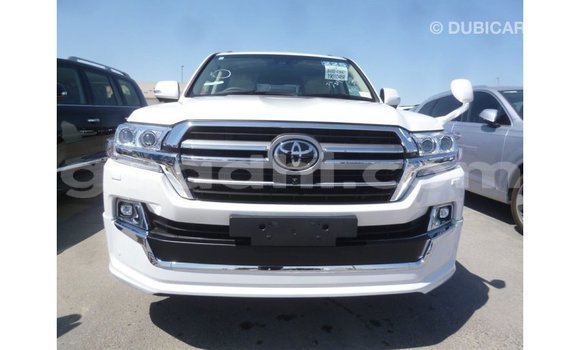 Acheter Import Voiture Toyota Land Cruiser Blanc à Import - Dubai, Somalie Acheter Import Voiture Toyota Land Cruiser Blanc à Import - Dubai, Somalie