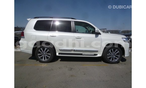 Acheter Import Voiture Toyota Land Cruiser Blanc à Import - Dubai, Somalie Acheter Import Voiture Toyota Land Cruiser Blanc à Import - Dubai, Somalie