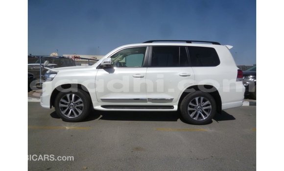 Acheter Import Voiture Toyota Land Cruiser Blanc à Import - Dubai, Somalie Acheter Import Voiture Toyota Land Cruiser Blanc à Import - Dubai, Somalie