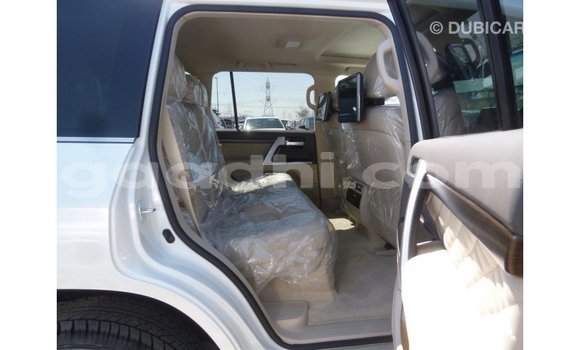 Acheter Import Voiture Toyota Land Cruiser Blanc à Import - Dubai, Somalie Acheter Import Voiture Toyota Land Cruiser Blanc à Import - Dubai, Somalie