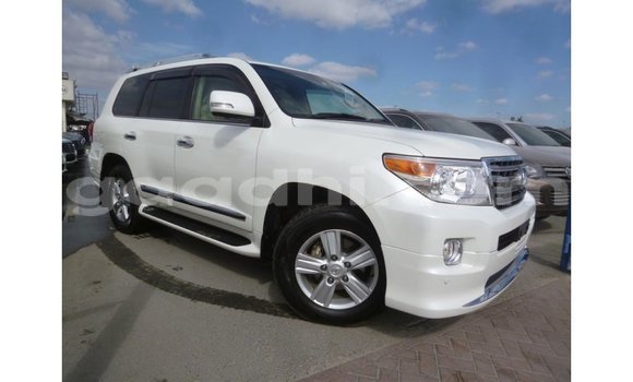 Acheter Import Voiture Toyota Land Cruiser Blanc à Import - Dubai, Somalie Acheter Import Voiture Toyota Land Cruiser Blanc à Import - Dubai, Somalie