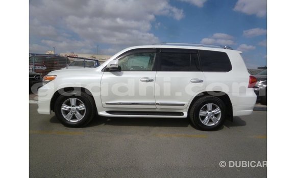 Acheter Import Voiture Toyota Land Cruiser Blanc à Import - Dubai, Somalie Acheter Import Voiture Toyota Land Cruiser Blanc à Import - Dubai, Somalie