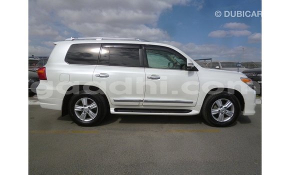 Acheter Import Voiture Toyota Land Cruiser Blanc à Import - Dubai, Somalie Acheter Import Voiture Toyota Land Cruiser Blanc à Import - Dubai, Somalie