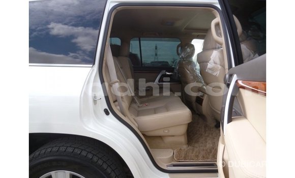 Acheter Import Voiture Toyota Land Cruiser Blanc à Import - Dubai, Somalie Acheter Import Voiture Toyota Land Cruiser Blanc à Import - Dubai, Somalie