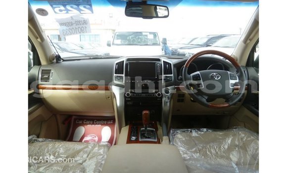 Acheter Import Voiture Toyota Land Cruiser Blanc à Import - Dubai, Somalie Acheter Import Voiture Toyota Land Cruiser Blanc à Import - Dubai, Somalie
