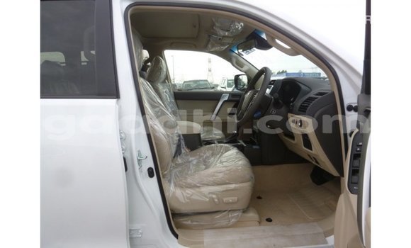 Acheter Import Voiture Toyota Prado Blanc à Import - Dubai, Somalie Acheter Import Voiture Toyota Prado Blanc à Import - Dubai, Somalie