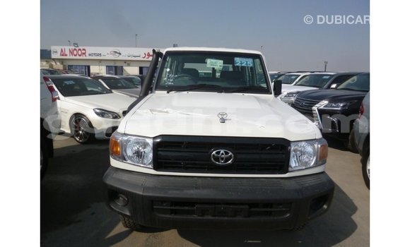 Acheter Import Voiture Toyota Land Cruiser Blanc à Import - Dubai, Somalie Acheter Import Voiture Toyota Land Cruiser Blanc à Import - Dubai, Somalie
