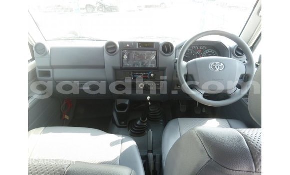 Acheter Import Voiture Toyota Land Cruiser Blanc à Import - Dubai, Somalie Acheter Import Voiture Toyota Land Cruiser Blanc à Import - Dubai, Somalie