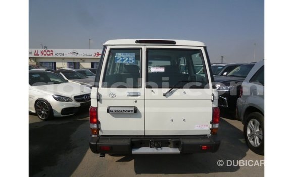 Acheter Import Voiture Toyota Land Cruiser Blanc à Import - Dubai, Somalie Acheter Import Voiture Toyota Land Cruiser Blanc à Import - Dubai, Somalie