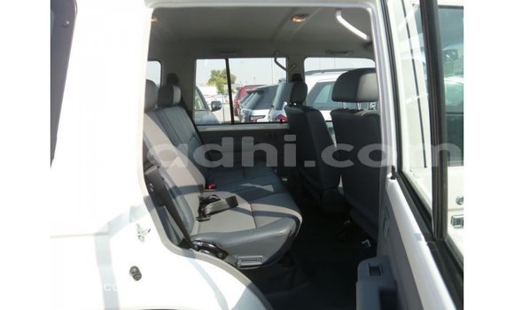 Acheter Import Voiture Toyota Land Cruiser Blanc à Import - Dubai, Somalie Acheter Import Voiture Toyota Land Cruiser Blanc à Import - Dubai, Somalie