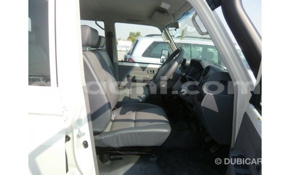 Acheter Import Voiture Toyota Land Cruiser Blanc à Import - Dubai, Somalie Acheter Import Voiture Toyota Land Cruiser Blanc à Import - Dubai, Somalie