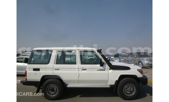 Acheter Import Voiture Toyota Land Cruiser Blanc à Import - Dubai, Somalie Acheter Import Voiture Toyota Land Cruiser Blanc à Import - Dubai, Somalie
