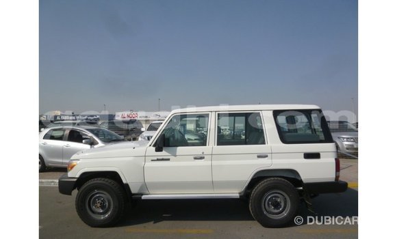 Acheter Import Voiture Toyota Land Cruiser Blanc à Import - Dubai, Somalie Acheter Import Voiture Toyota Land Cruiser Blanc à Import - Dubai, Somalie