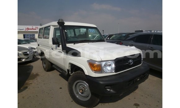 Acheter Import Voiture Toyota Land Cruiser Blanc à Import - Dubai, Somalie Acheter Import Voiture Toyota Land Cruiser Blanc à Import - Dubai, Somalie